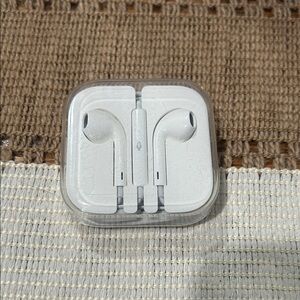 White Apple wired Earbuds with Case NWOT